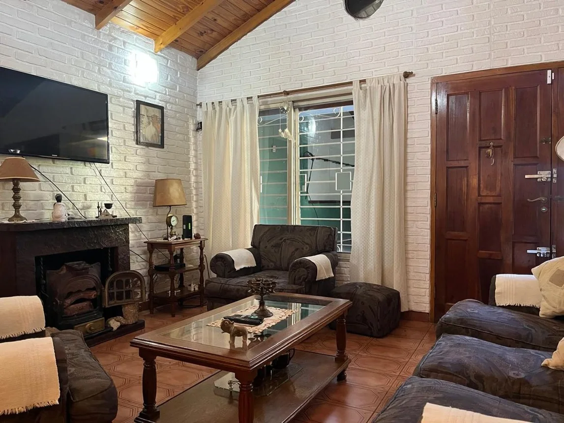 Casa de 4 ambientes en venta en Temperley, Riobamba 1500