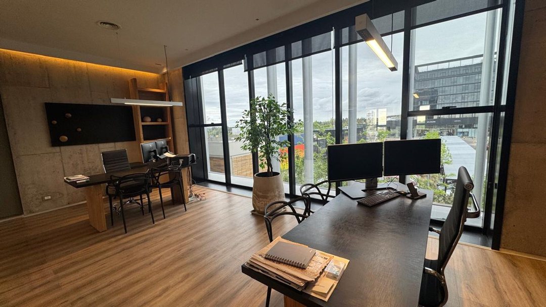 VENDE OFICINA EN CHACRAS PARK