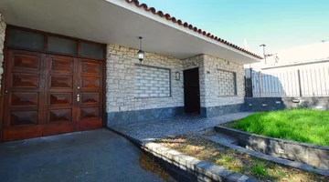 VENTA-UNION - CASA 3 DORMITORIOS, COCHERAS, PATIO.