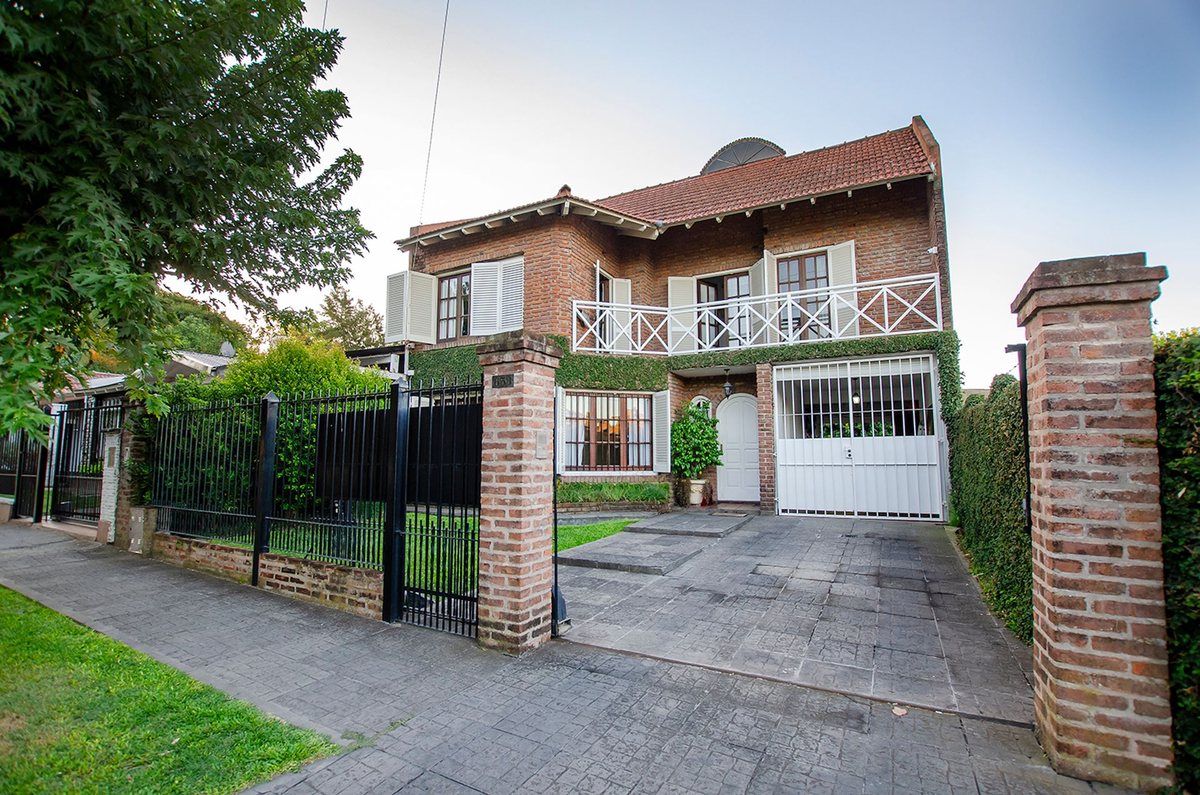 CASA EN VENTA MONTE GRANDE 5 AMBIENTES CON PISCINA