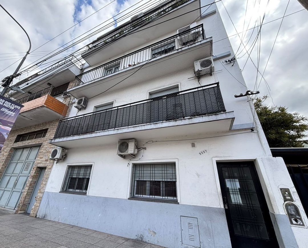 VENTA PH 2 AMB. CON 2 PATIOS EN PB - CASEROS