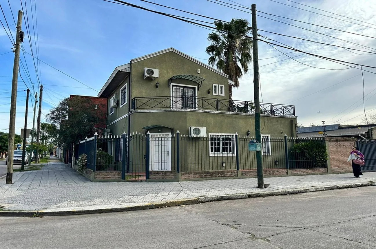Casa de 5 ambientes en venta en Temperley, Indalecio Gómez 600