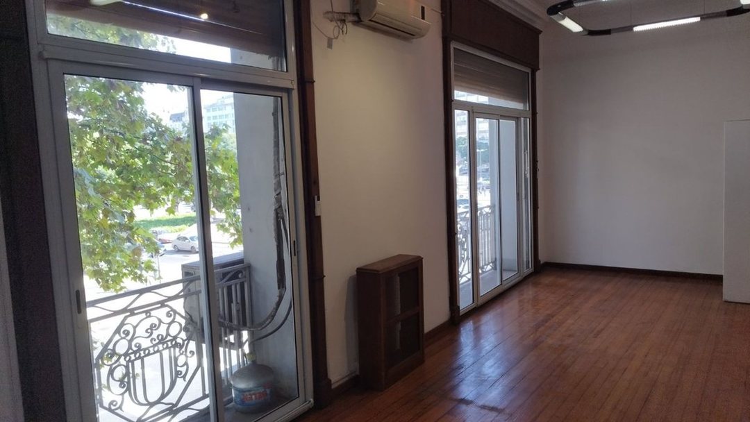 Venta Oficina Centro, Renovada c/balcon y cochera