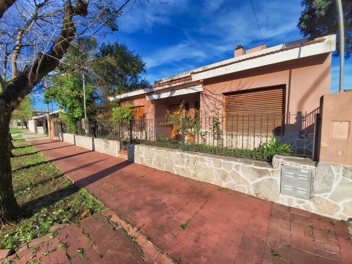Casa 3 dormitorios y terreno, en centro de crespo, foto 1