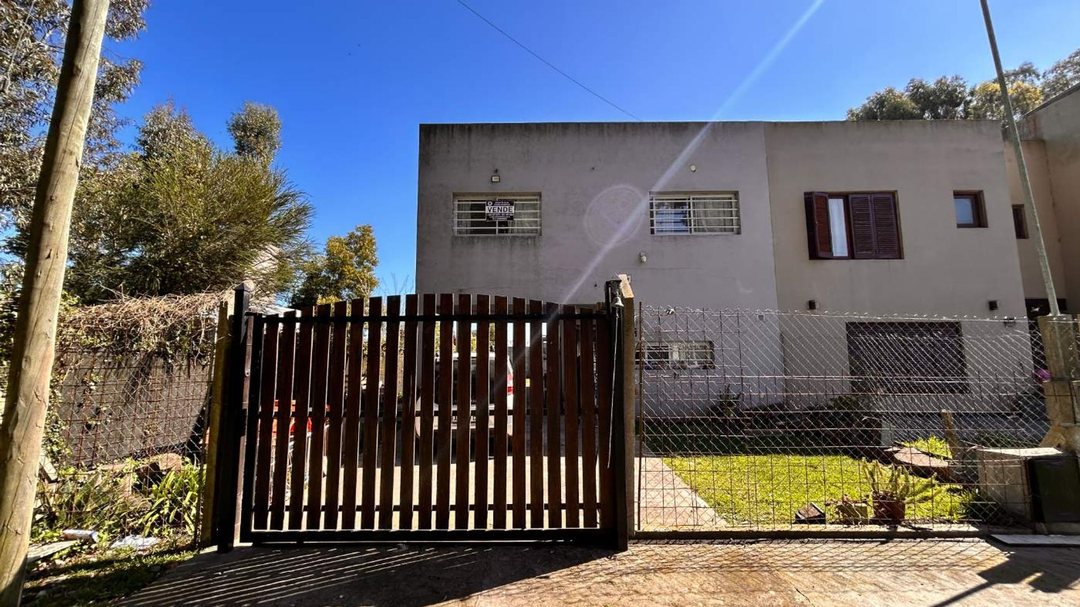 CASA 4 AMBIENTES CON JARDIN BARRIO LAS MARGARITAS