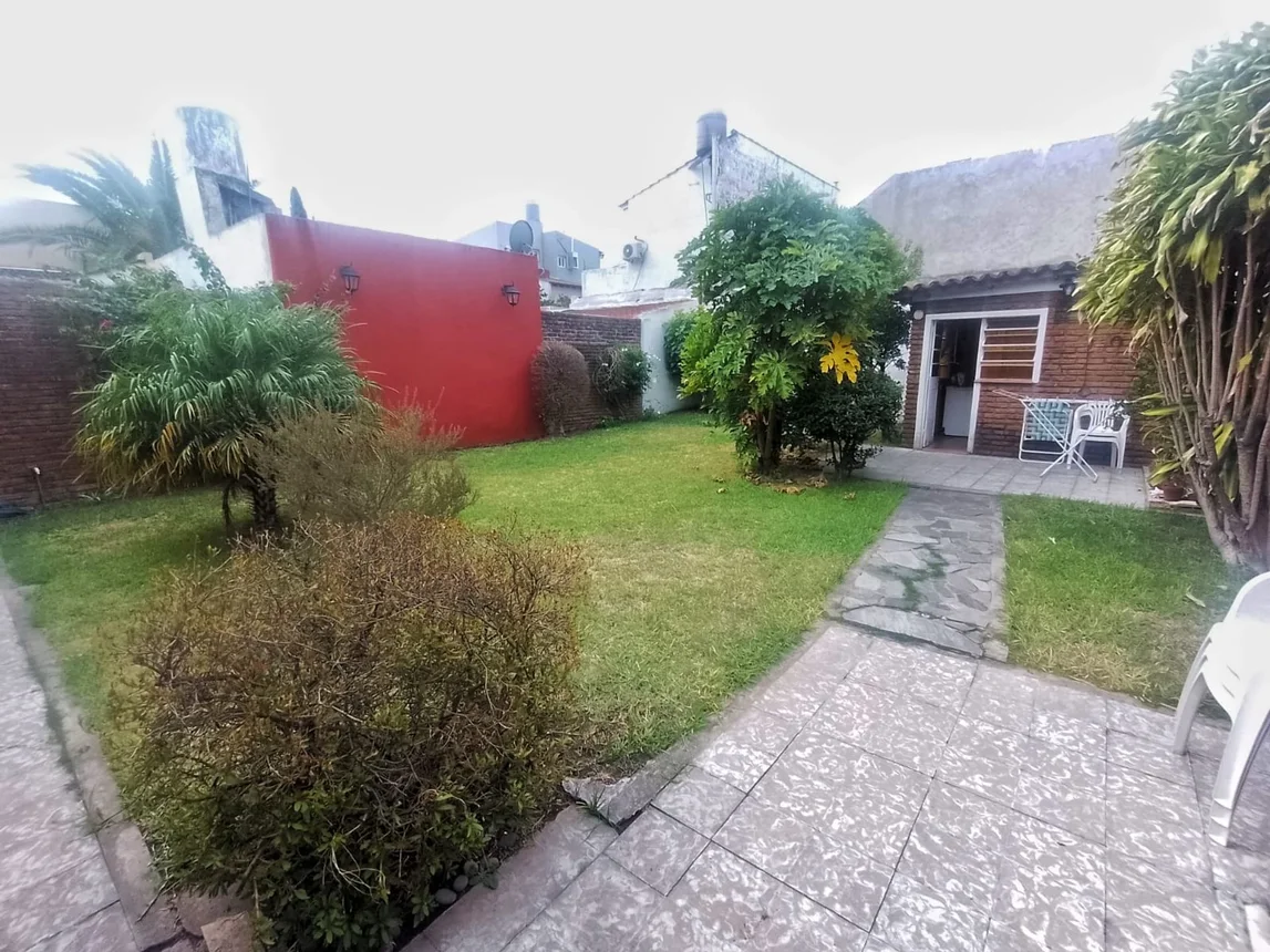 Casa de 4 ambientes en venta en Villa Luzuriaga, Gutemberg 600, foto 3