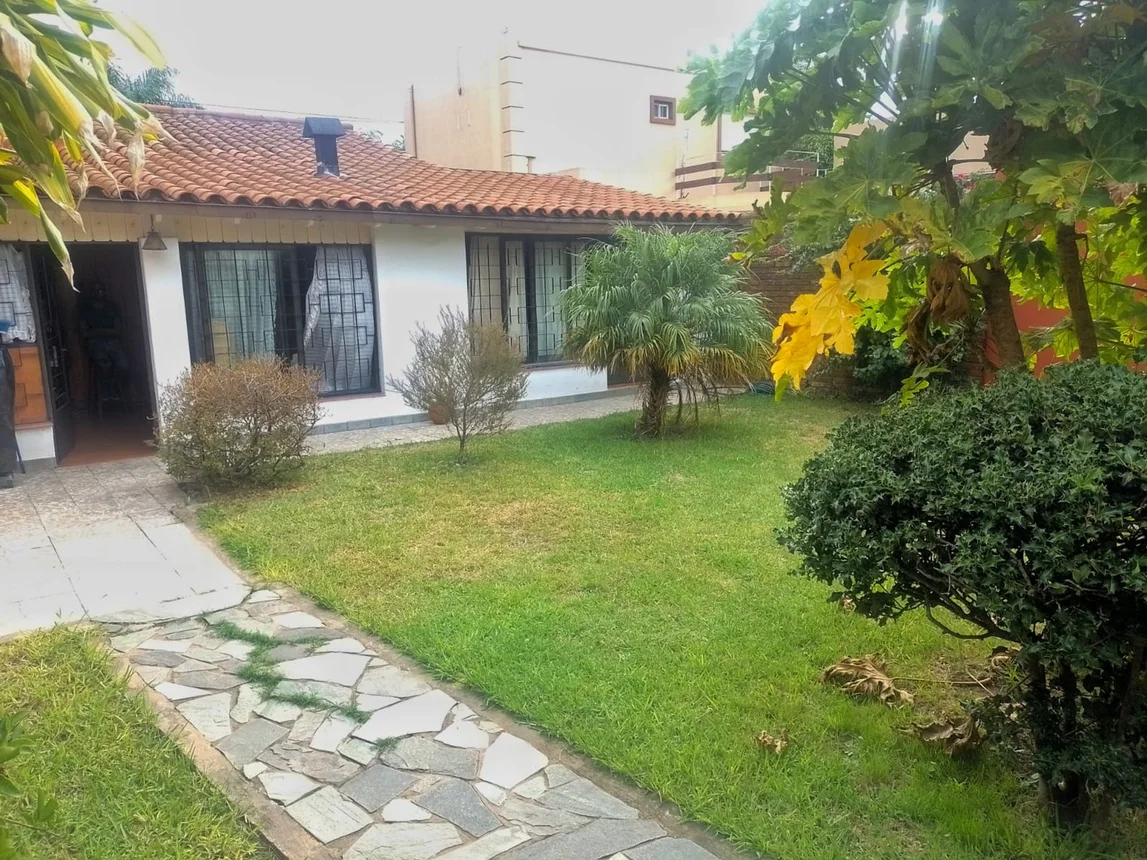 Casa de 4 ambientes en venta en Villa Luzuriaga, Gutemberg 600