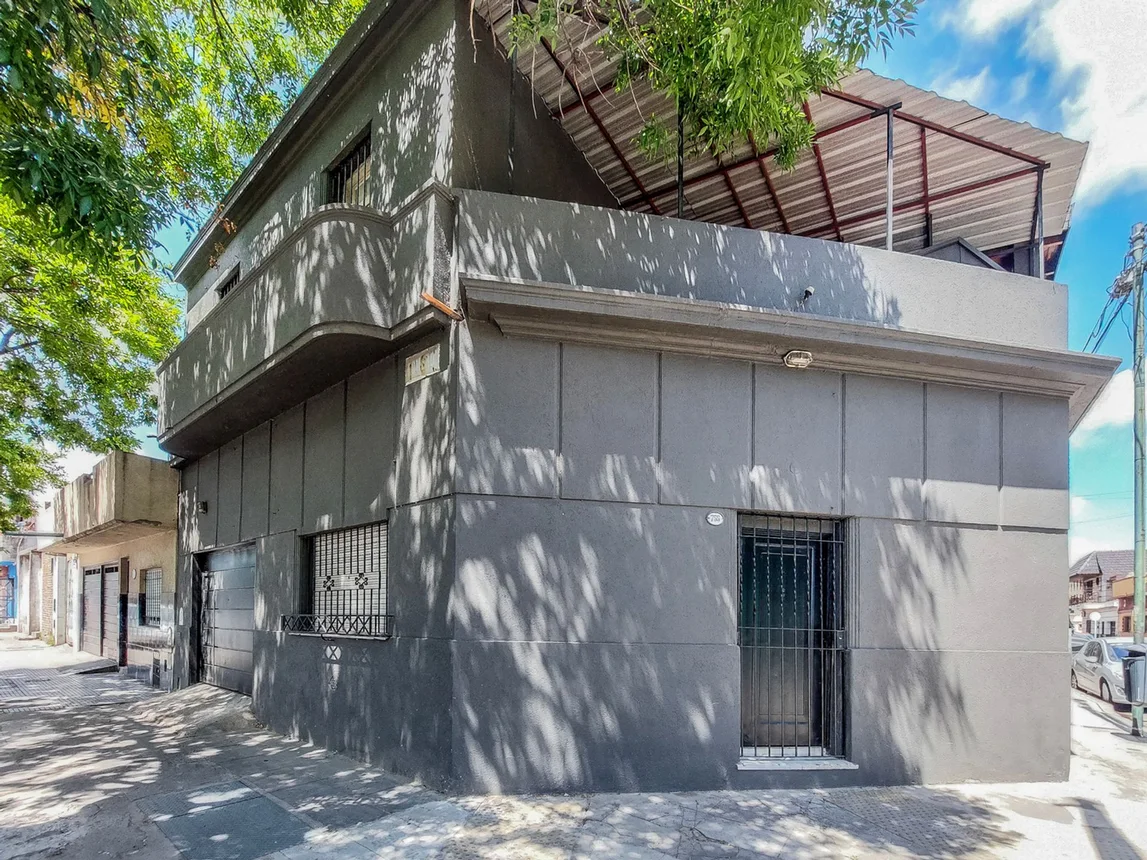 Casa de 5 ambientes en venta en Nueva Pompeya, Romero 700