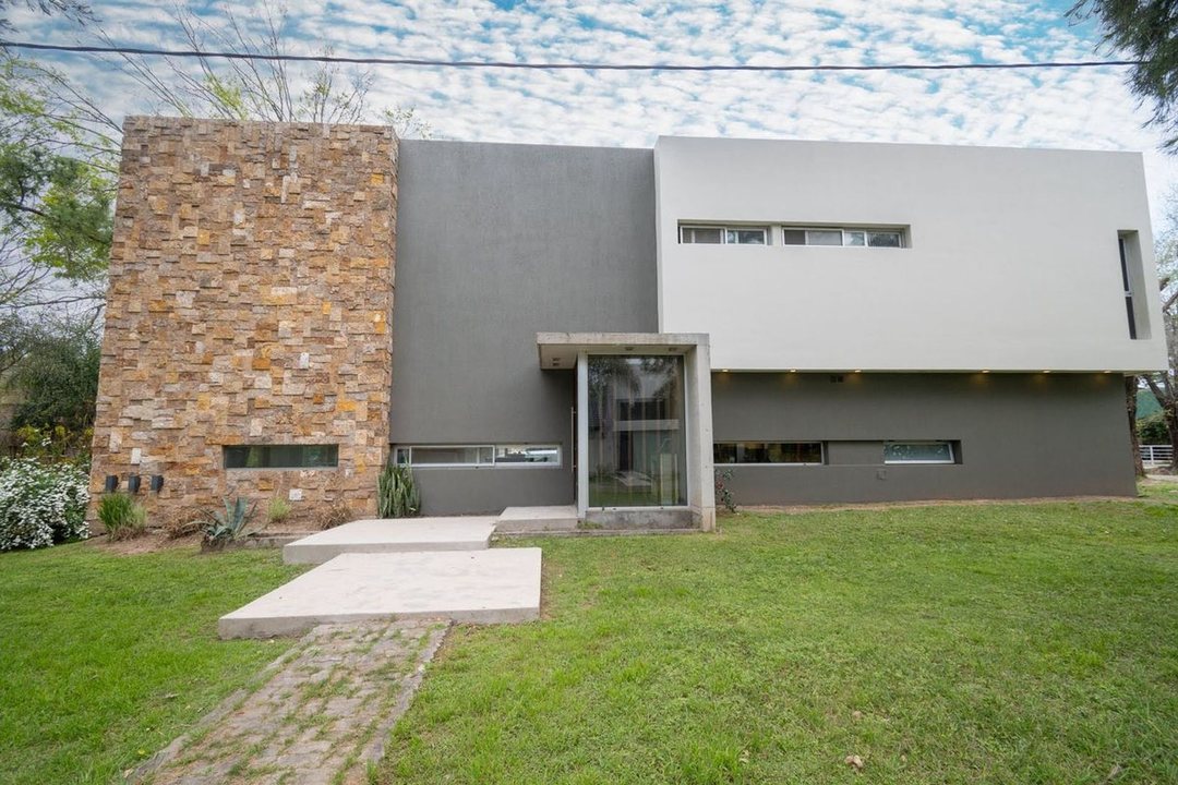 REMAX VENDE CASA IMPONENTE EN COUNTRY LOS MOLINOS