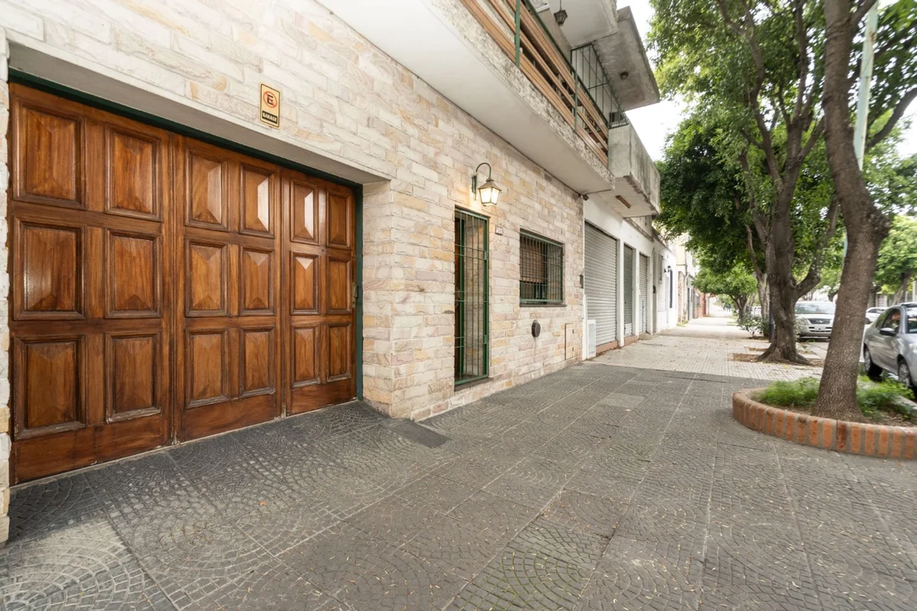 Casa tríplex de 4 ambientes en venta en Monte Castro, Benito Juárez 2000