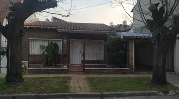 Venta Casa con depto en Hurlingham apta crédito