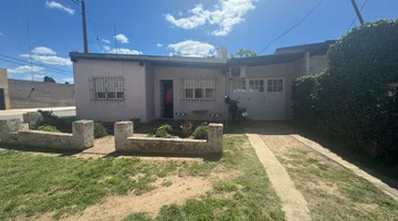 CASA EN VENTA EN VEDIA CON PATIO Y GARAGE