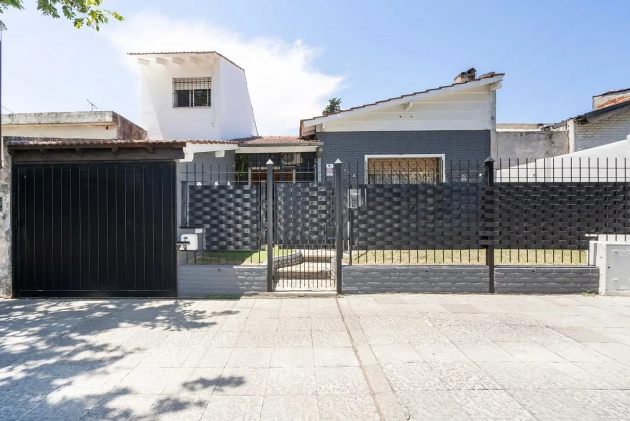 Casa de 4 ambientes en venta en Boulogne, Loria 2200