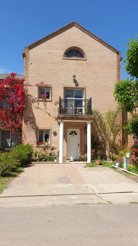 Casa tríplex en venta en Pilar