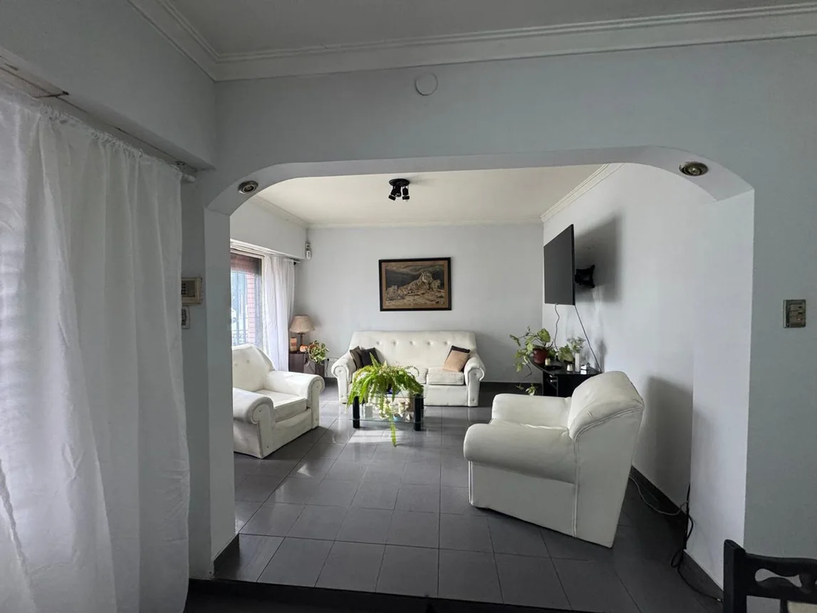 Casa de 6 ambientes en venta en Lomas del Mirador, Charcas 2100, foto 2