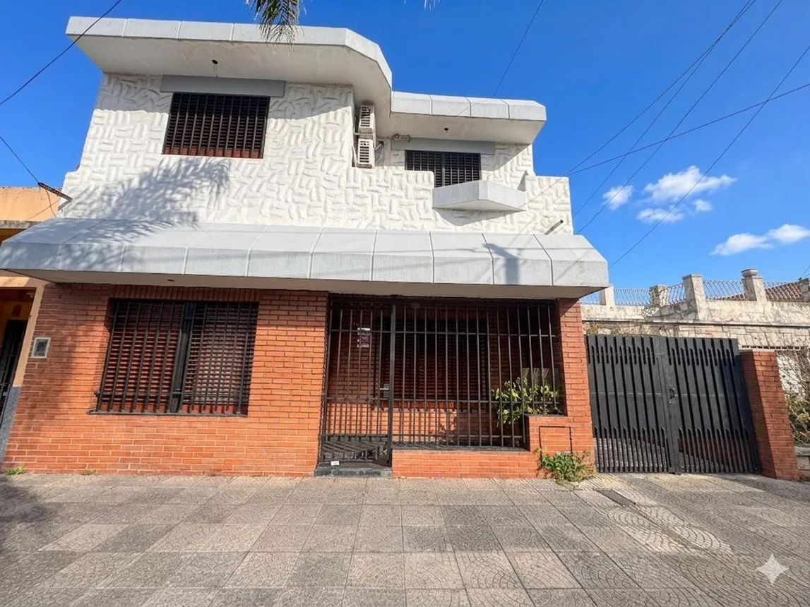 Casa de 6 ambientes en venta en Lomas del Mirador, Charcas 2100