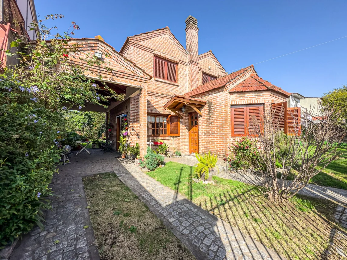 Casa en venta en Burzaco, Olegario Victor Andrade 1500