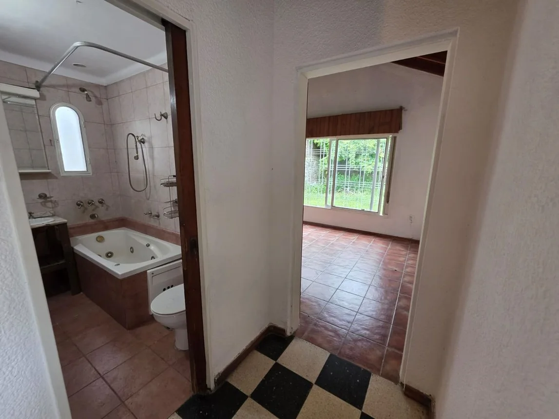 Casa de 4 ambientes en venta en San Justo, Thames 3400