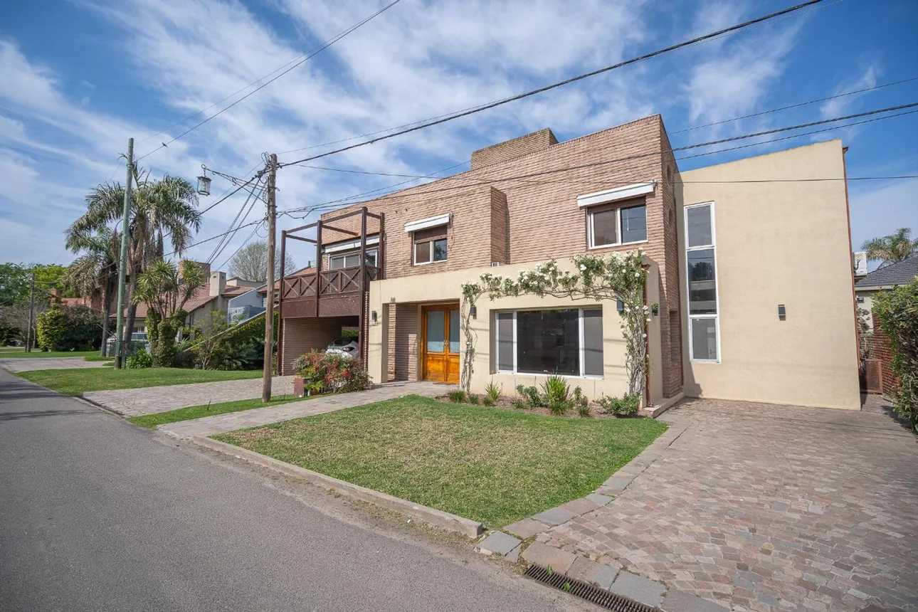 Casa de 5 ambientes en venta en Bella Vista, San Miguel de Ghiso. Bella Vista  Av. Santa Fe 2800
