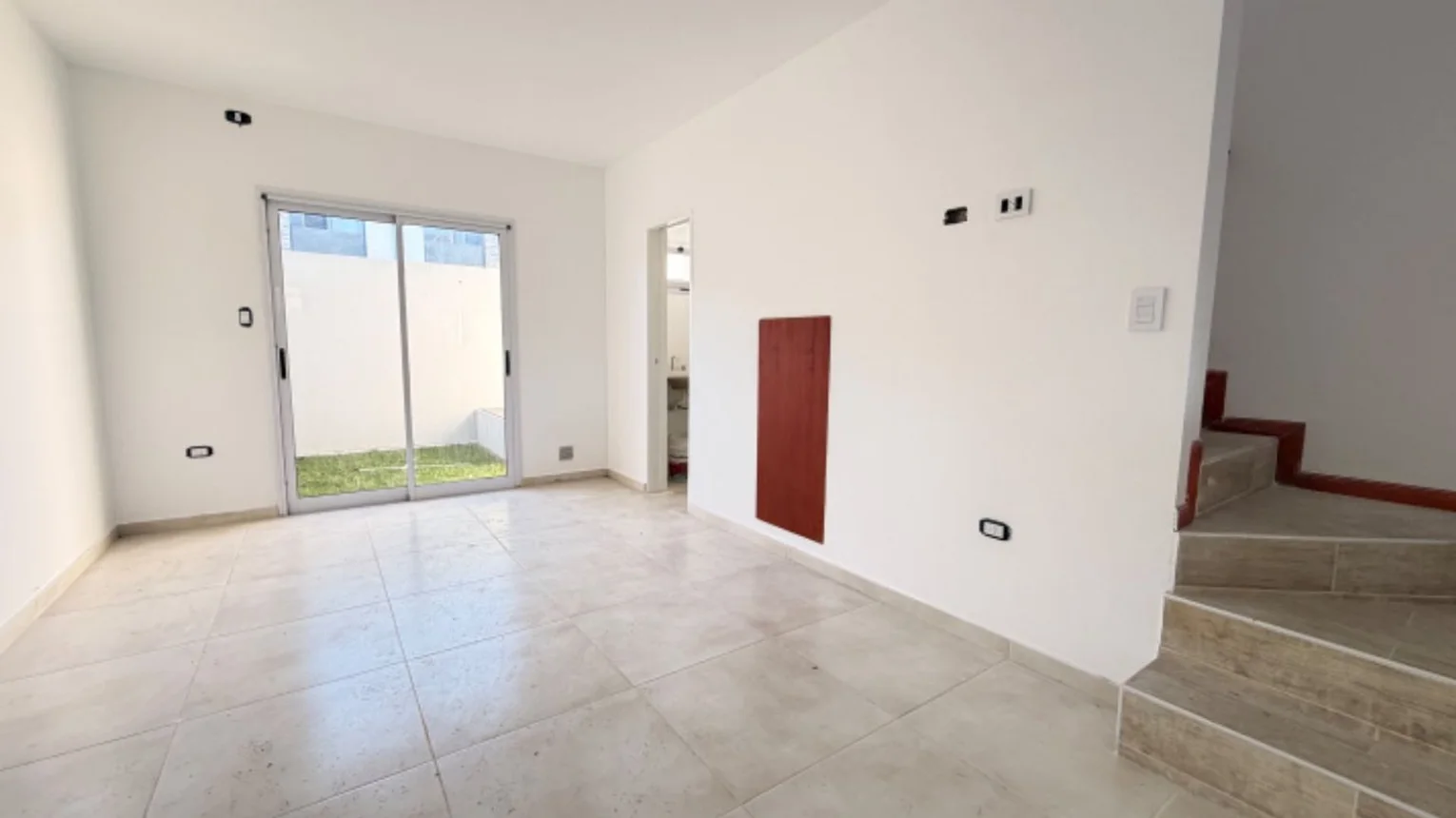 Casa dúplex de 2 ambientes en venta en La Plata, 71 E/ 133 y 134 1200, foto 2