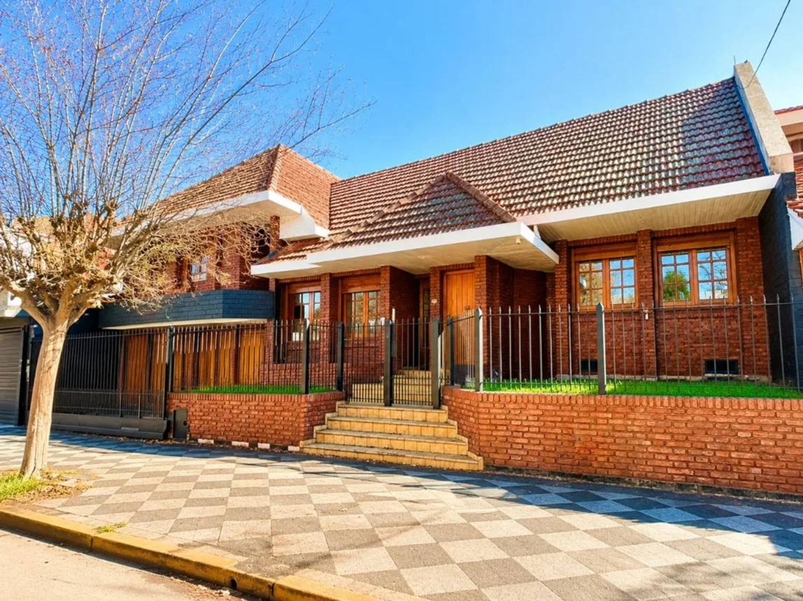 Casa de 7 ambientes en venta en Monte Grande, Parish Robertson 300