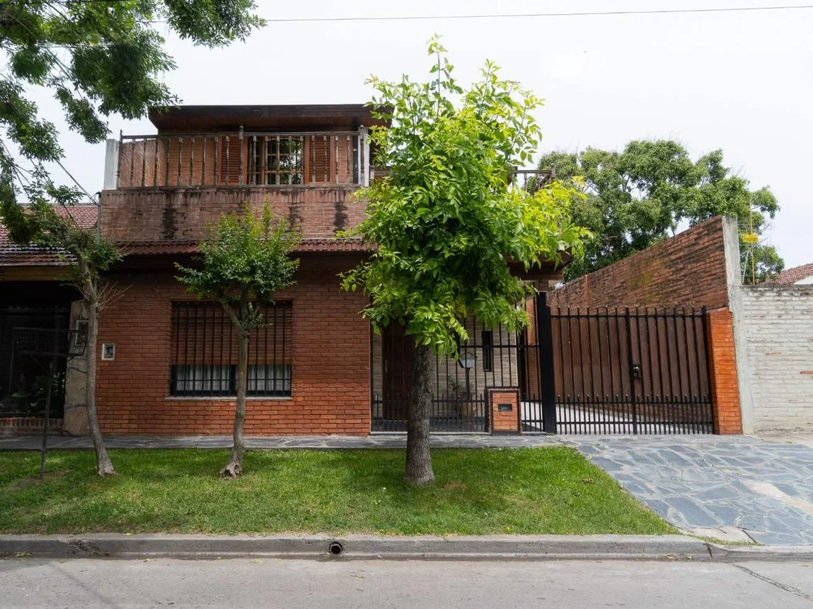 Casa tríplex de 4 ambientes en venta en Hurlingham, Rolland 1200, foto 2