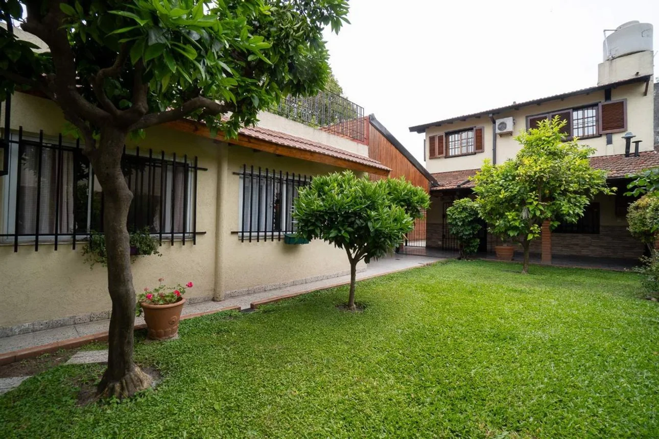 Casa tríplex de 4 ambientes en venta en Hurlingham, Rolland 1200