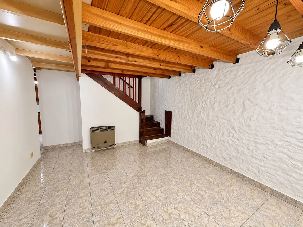 Casa dúplex de 3 ambientes en venta en Bernal Oeste, Luis María Campos 1800, foto 2