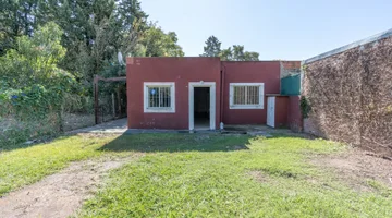 Casa 3 ambientes en venta en Funes con jardín