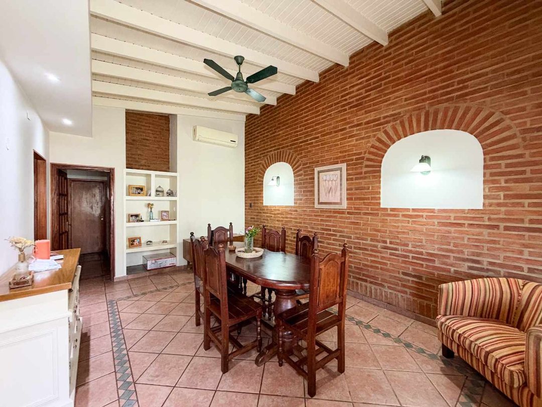 CASA 4 DORMITORIOS EN VENTA , LA PLATA CON PILETA