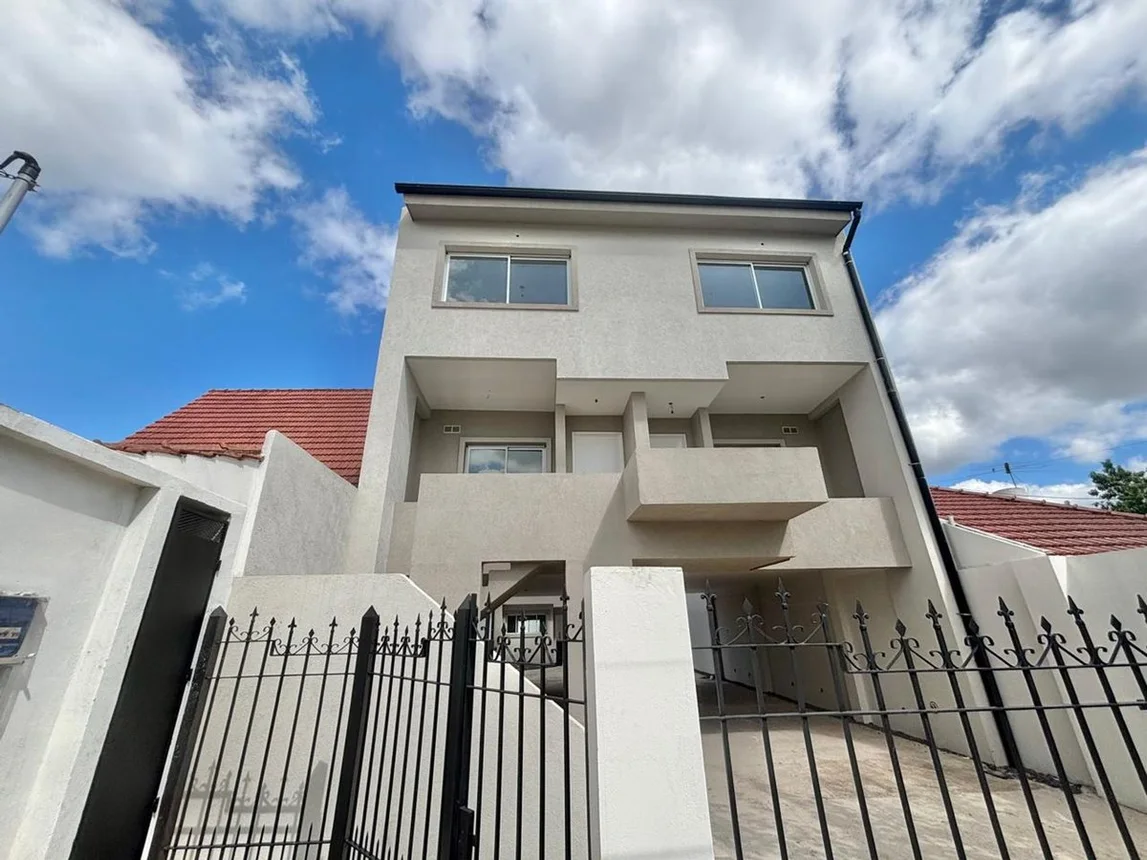 Dúplex de 3 ambientes en venta en Hurlingham, Los Patos 2000
