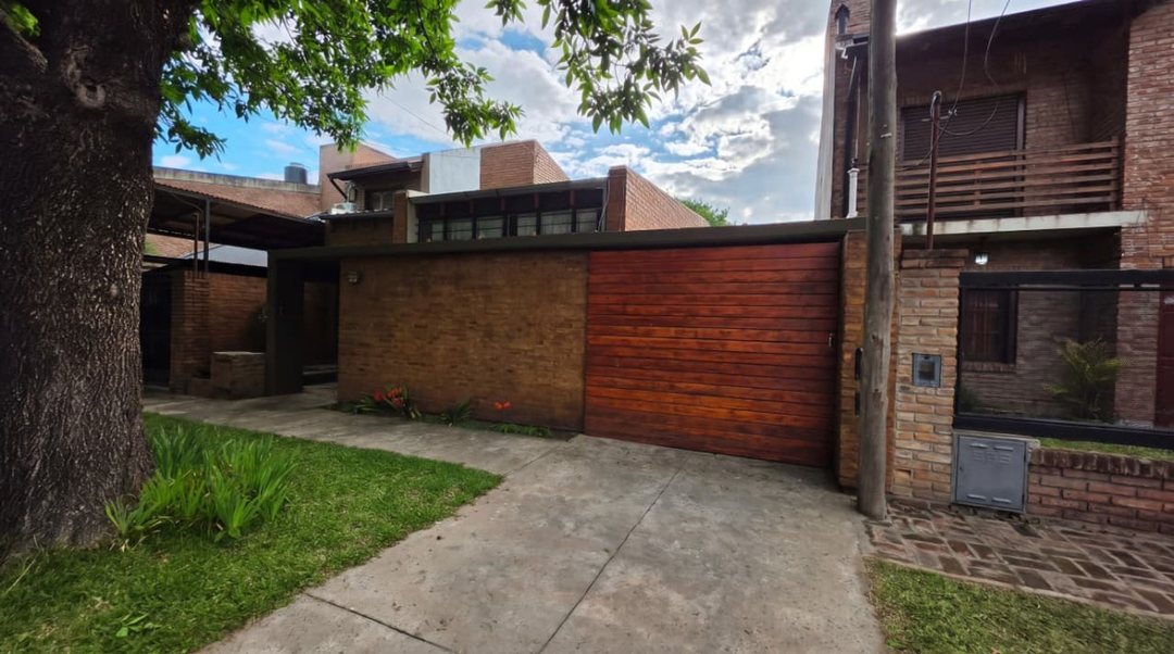 EN VENTA CASA CON COCHERA Y PILETA FISHERTON