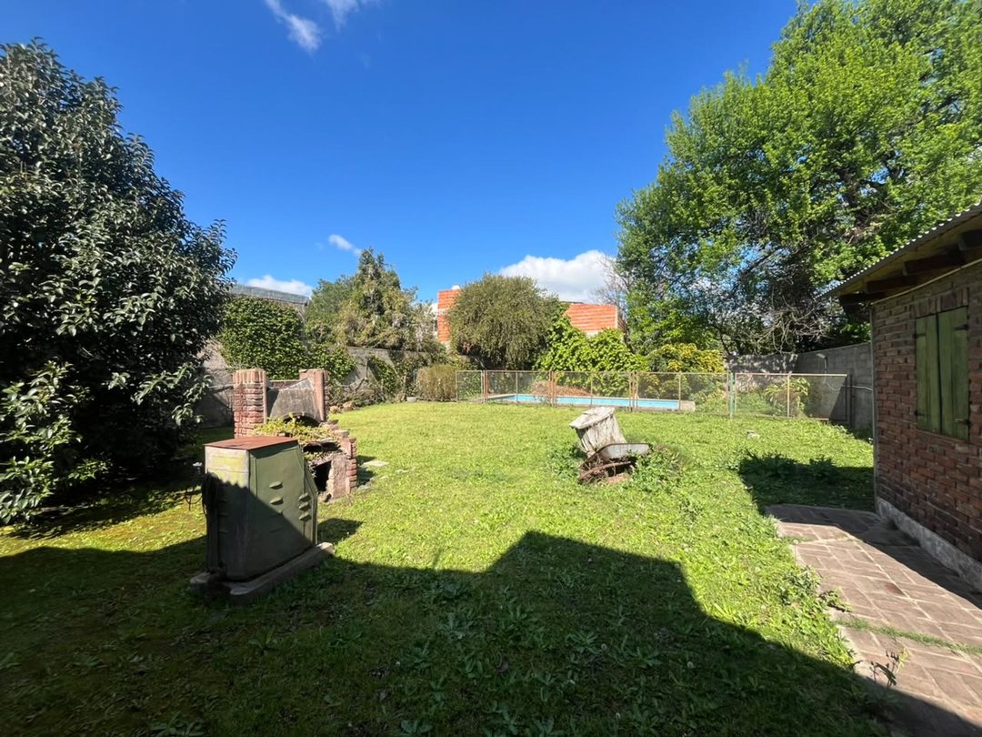 VENTA CASA 4 AMBIENTES BURZACO CON FONDO