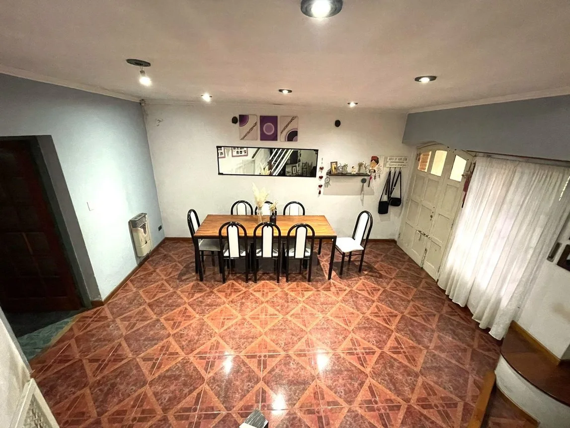 Casa de 5 ambientes en venta en Adrogué, Retiro 400
