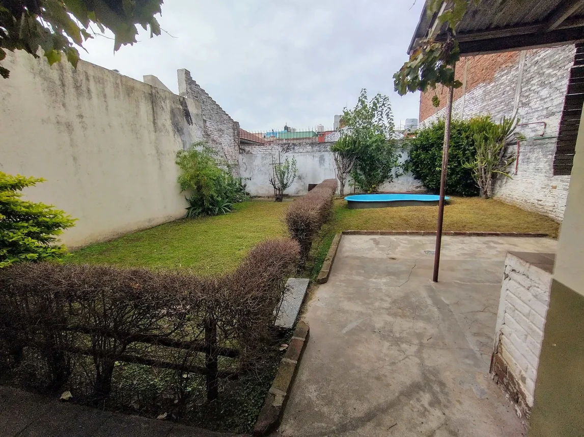 Casa de 4 ambientes en venta en Villa Luzuriaga, Cervantes 2600