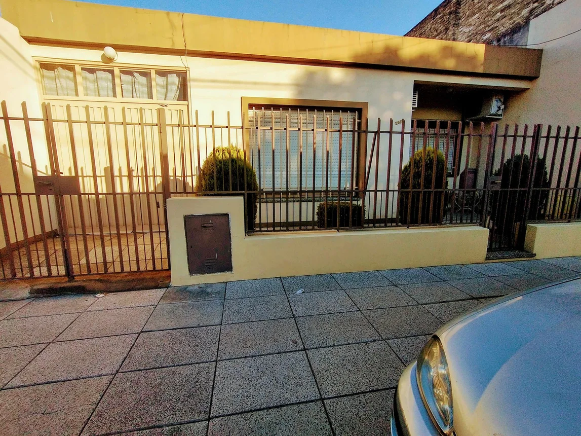 Casa de 4 ambientes en venta en Villa Luzuriaga, Cervantes 2600, foto 2
