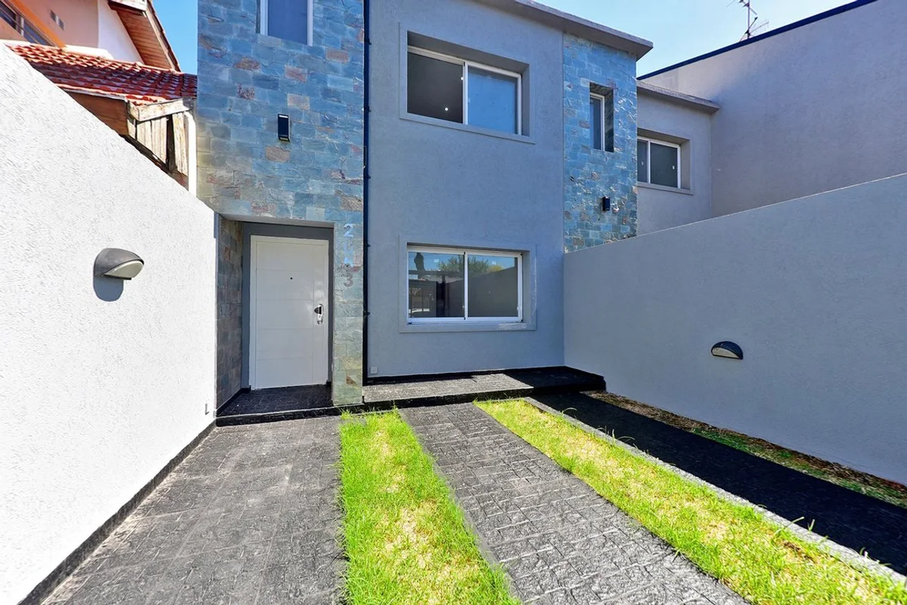 Casa dúplex de 3 ambientes en venta en Hurlingham, Julián Aguirre 1900