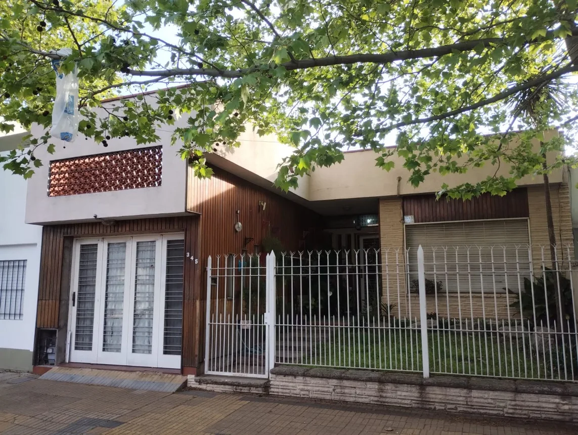 Casa de 4 ambientes en venta en Temperley, Zuviría 300