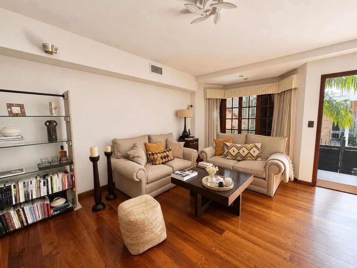 Casa de 8 ambientes en venta en Villa Sarmiento, Virrey Liniers 400