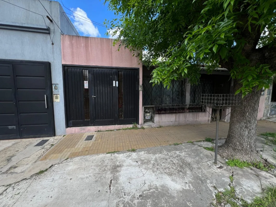Casa en venta en Quilmes, foto 2