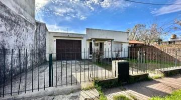 CASA EN VENTA RINGUELET - 2 DORMITORIOS