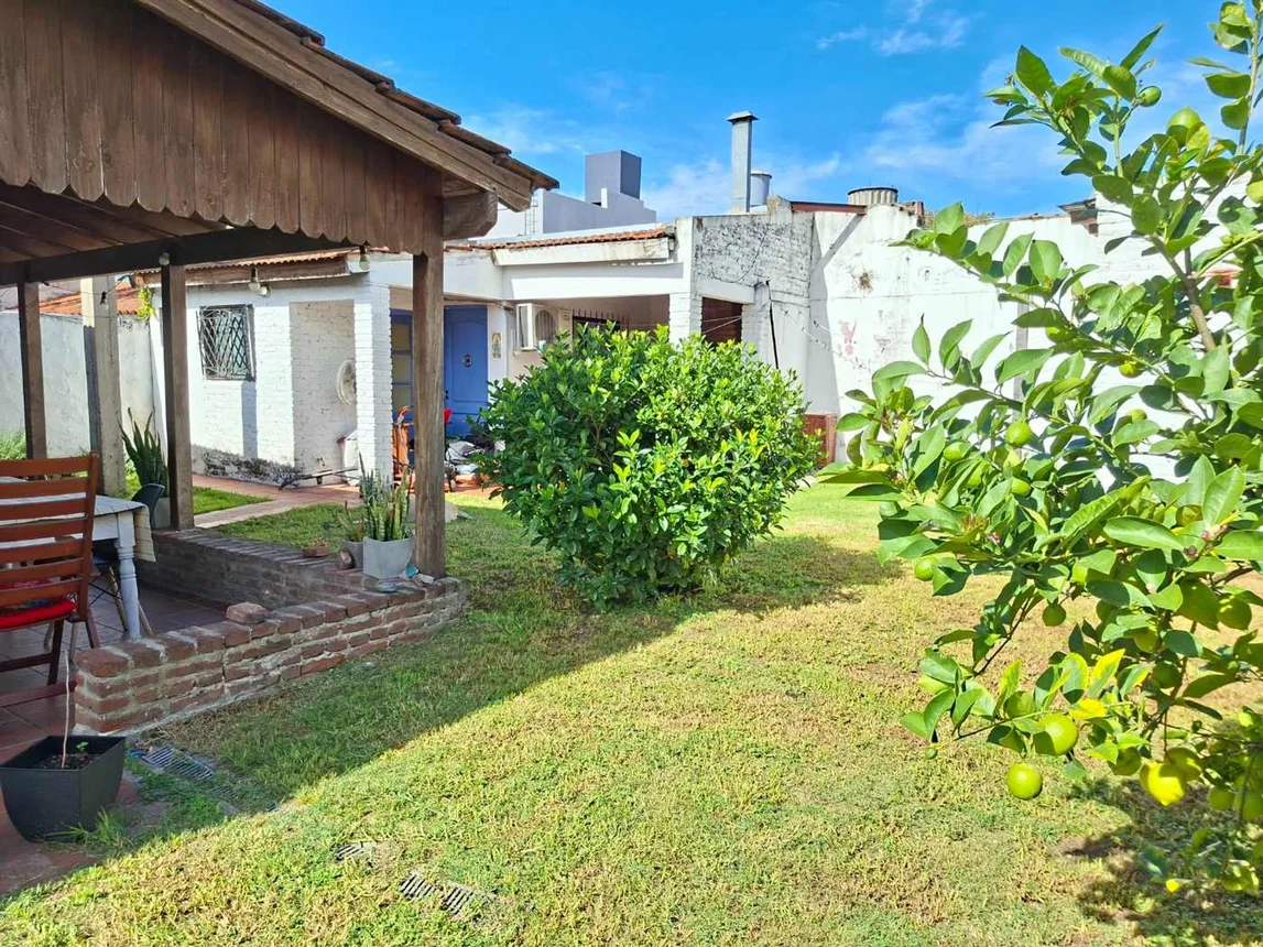 Casa de 5 ambientes en venta en Lomas del Mirador, General Hornos 900