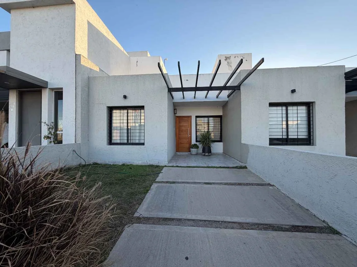 Casa dúplex de 4 ambientes en alquiler en Córdoba, Lote 10 Mnz 50 Solares de Manantiales 0