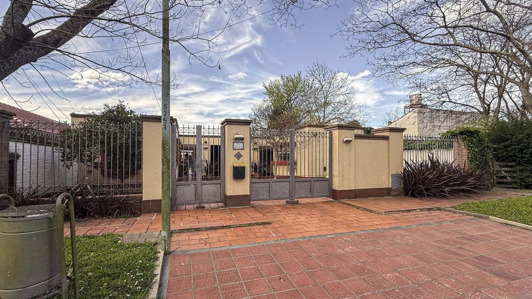 VENTA CASA 3 AMBIENTES Y 2 DEPARTAMENTOS U OFICINA