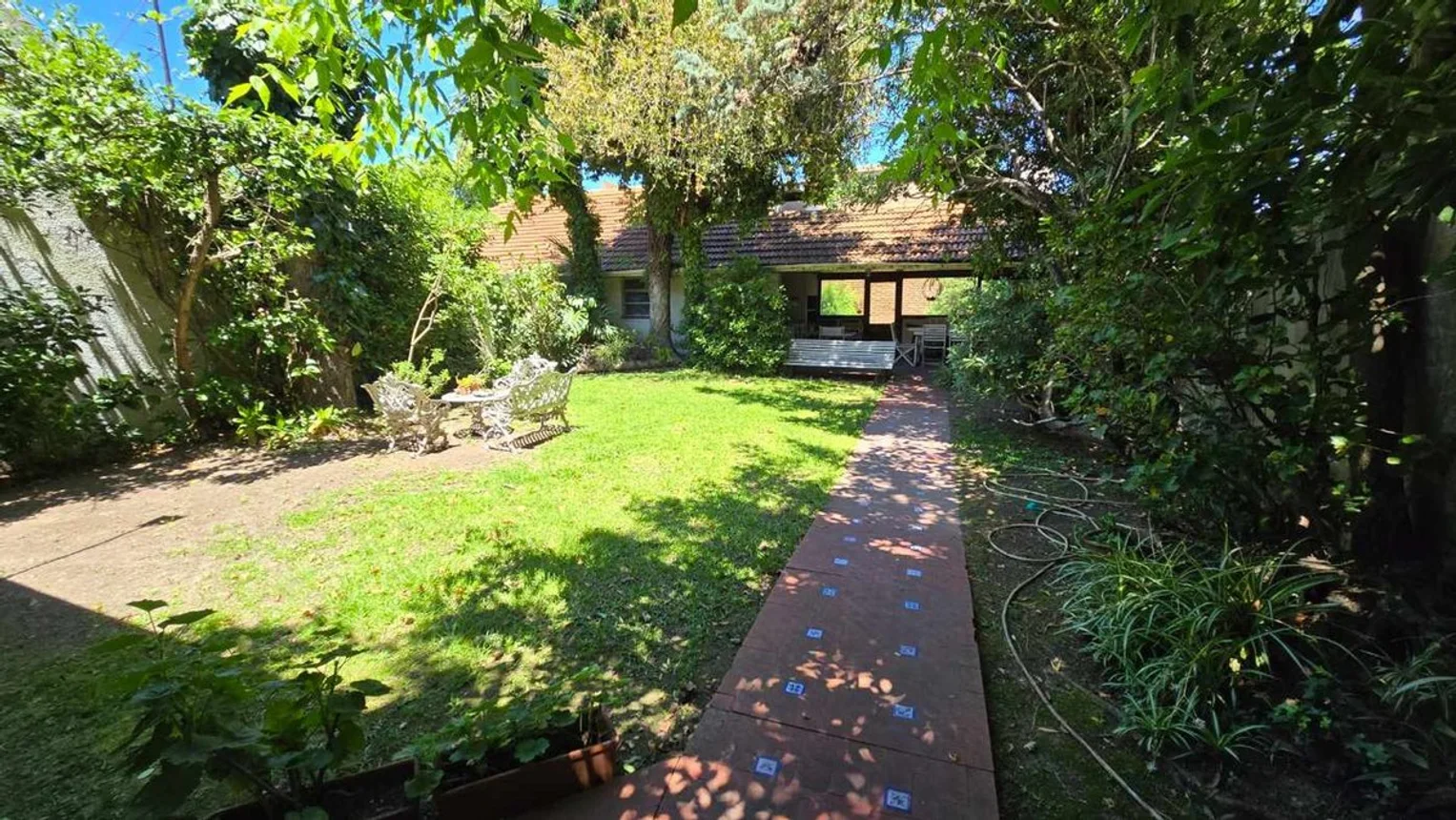 Casa de 5 ambientes en venta en Bernal Este, Yapeyú 500