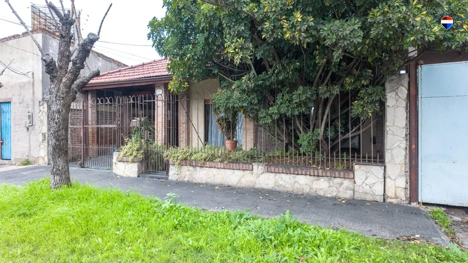 Casa de 3 ambientes en venta en Sarandí, Juan de Ayolas 2900