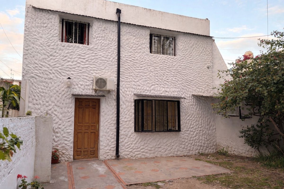 VENTA CASA PH 3 AMBIENTES, BERNAL ESTE.