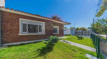 Alquiler casa 2 dormitorios, jardín, garaje. Prado