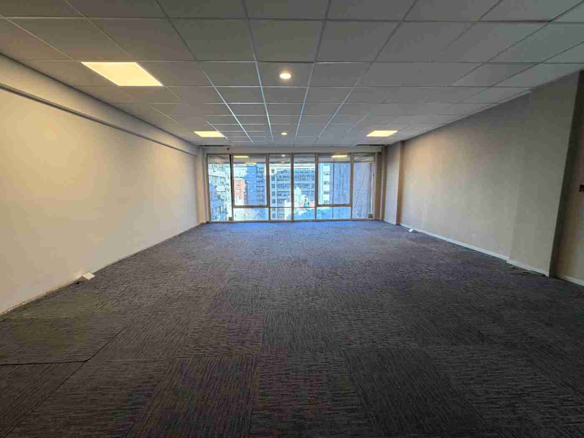 VENTA OFICINA IMPECABLE ESTADO COCHERA MICROCENTRO