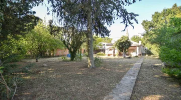 Casa quinta a remodelar con hermoso lote arbolado